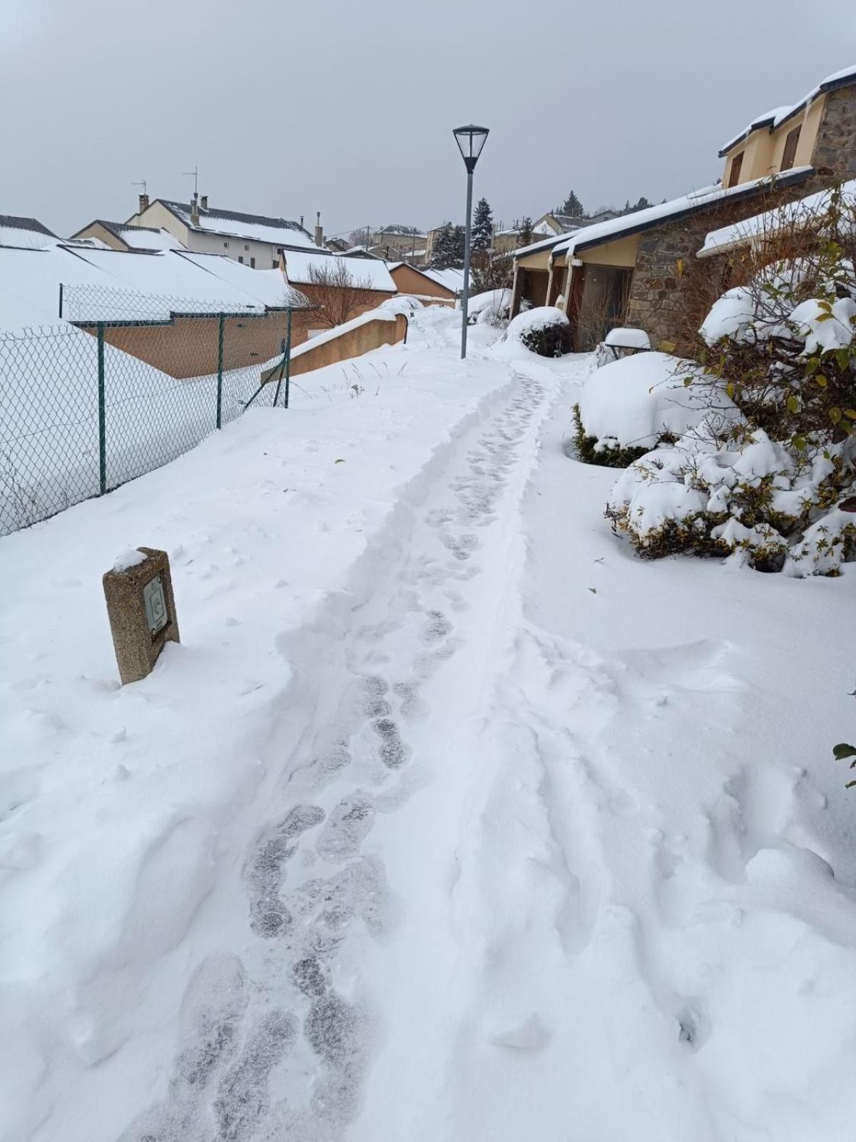 Les Fontanilles Odeillo Chalet 60 Wifi & Parking Gratuit Expose Plein Sud & Plein Pied , Draps & Serviettes De Toilettes Non Inclus, Sabanas Y Toallas No Incluidos エクステリア 写真